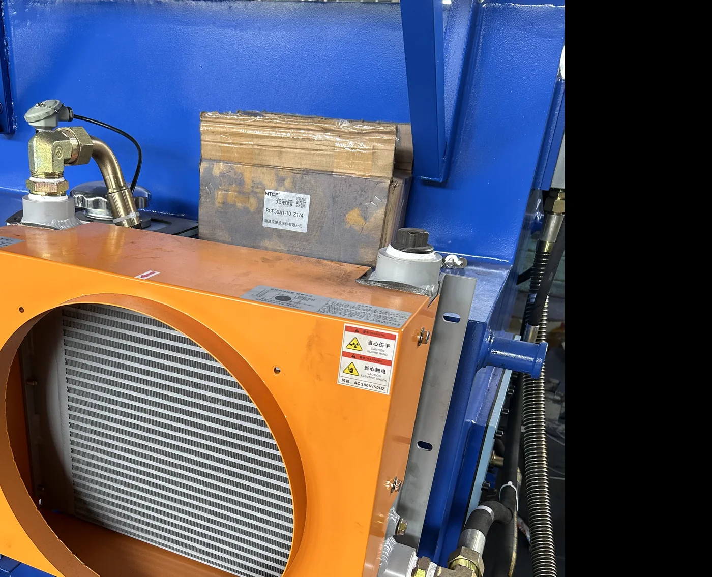 Air cooling unit installed on a shoe sole injection machine