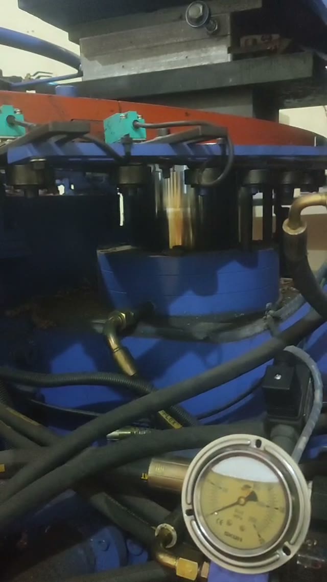 The main clamping cylinder and clamping-circuit gauge