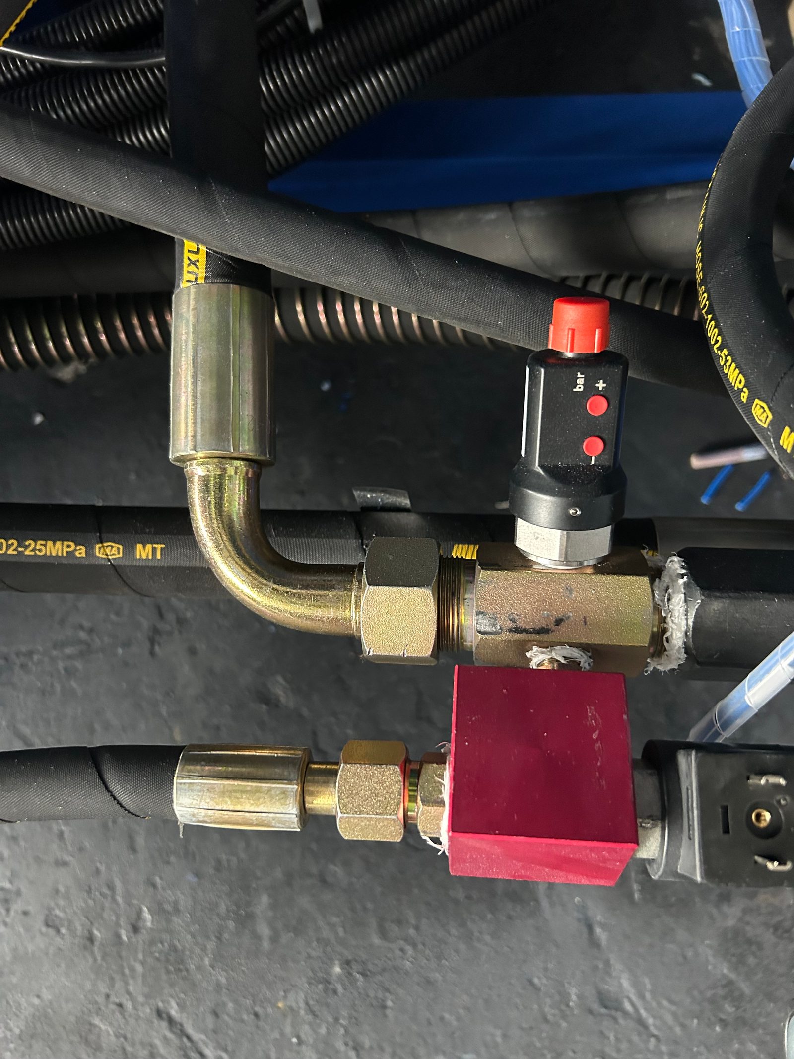 Decompression valve, pressure switch and high-pressure fittings