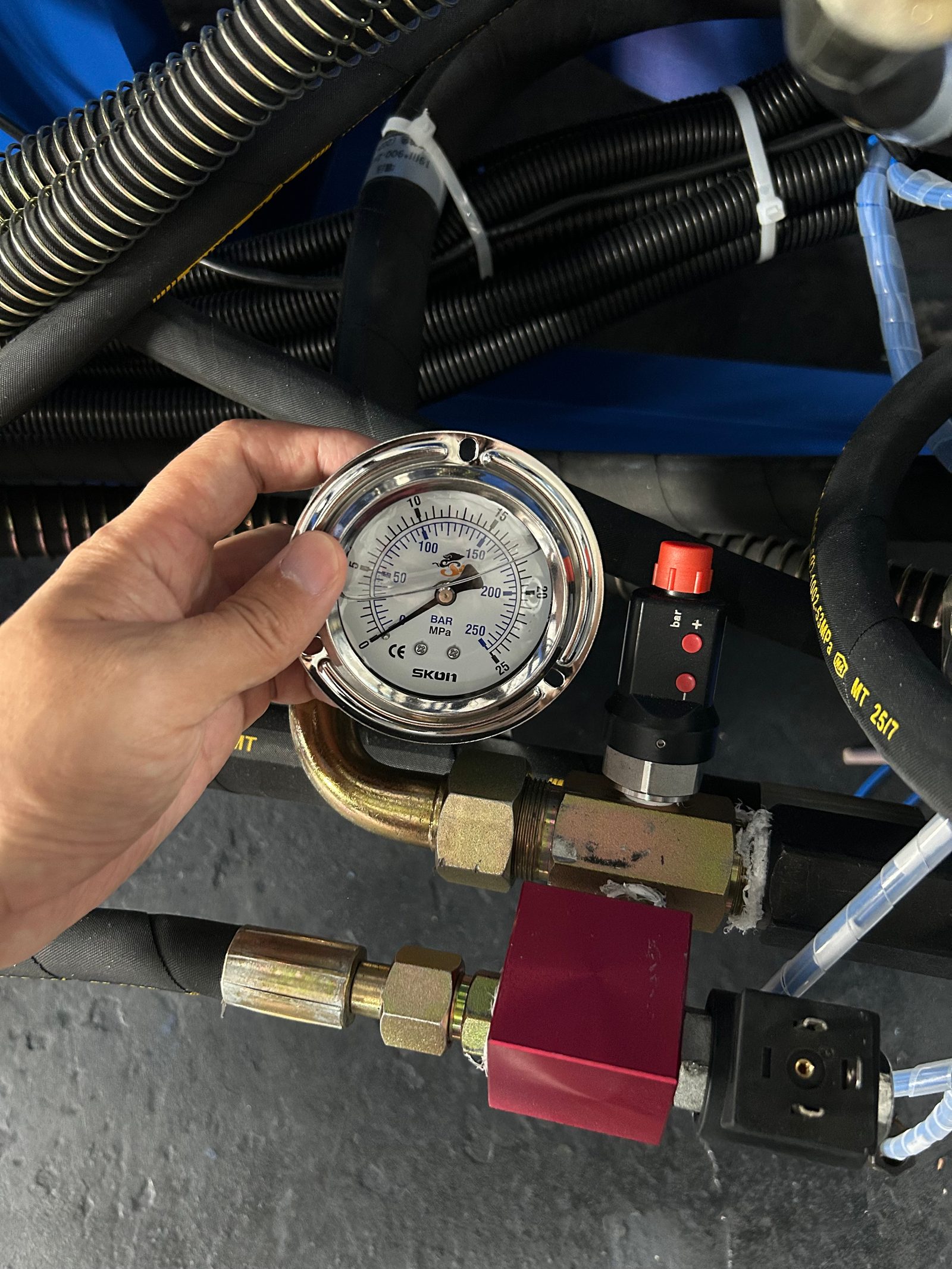 Watching how the clamping pressure decays on the gauge